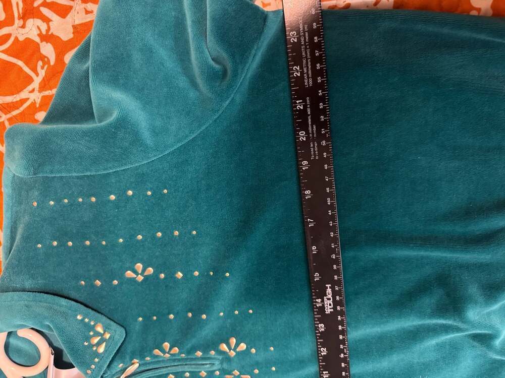Alfred Dunner Vintage-style  teal velour pullover top with elegant gold stud flo - Picture 5 of 6